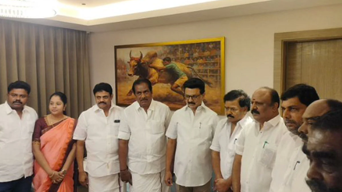 10-க்கும் மேற்பட்ட அ.தி.மு.க. நிர்வாகிகள், தி.மு.க. தலைவர் மு.க.ஸ்டாலின் முன்னிலையில் அக்கட்சியில் தங்களை இணைத்துக் கொண்டனர்.